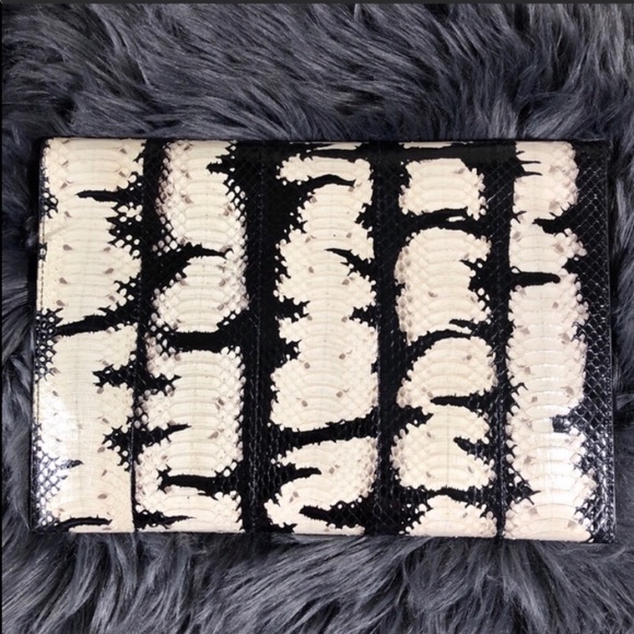💕💬 ALEXANDER MCQUEEN Python Clutch♡ - Picture 5 of 10